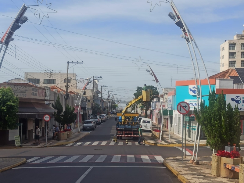 JUNQUEIRÓPOLIS: Prefeitura inicia ornamentação Natalina de 2021