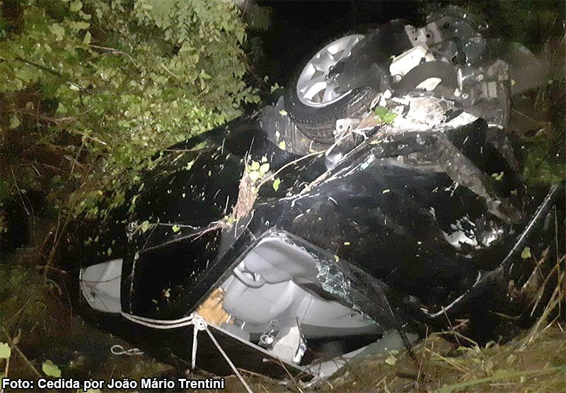 Veículo cai de ribanceira na SP-294 e quatro pessoas ficam feridas