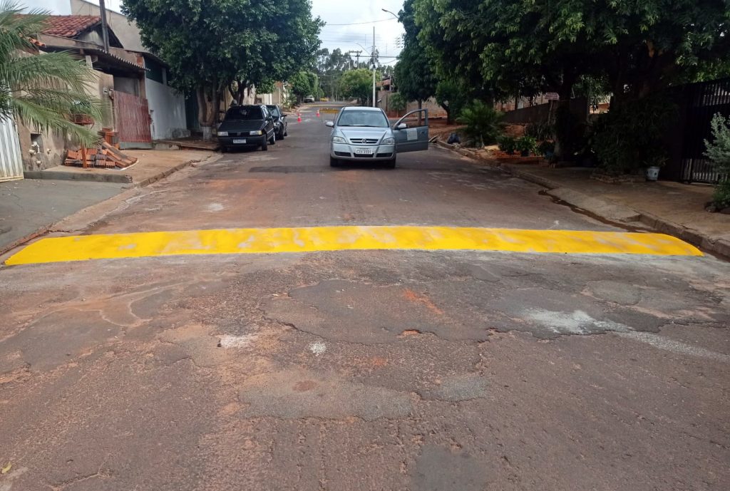 FLÓRIDA: Prefeitura constrói novas lombadas em avenidas movimentadas