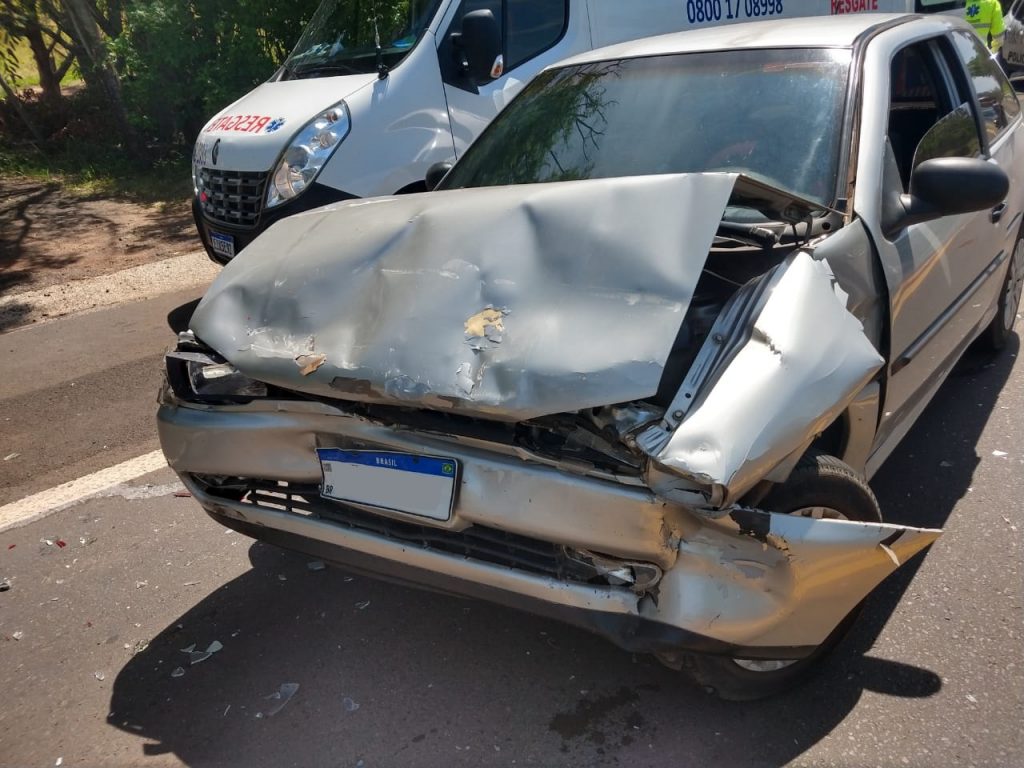 Engavetamento envolve três veículos na SP-294