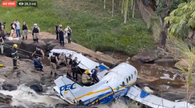 Marília Mendonça e mais 4 morrem em queda de avião