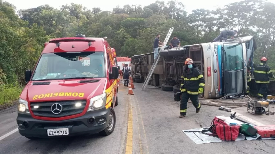 Ônibus tomba em rodovia de SP; cinco pessoas morrem, dizem Bombeiros