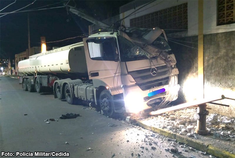 Carreta colide em poste após motorista sofrer mal súbito