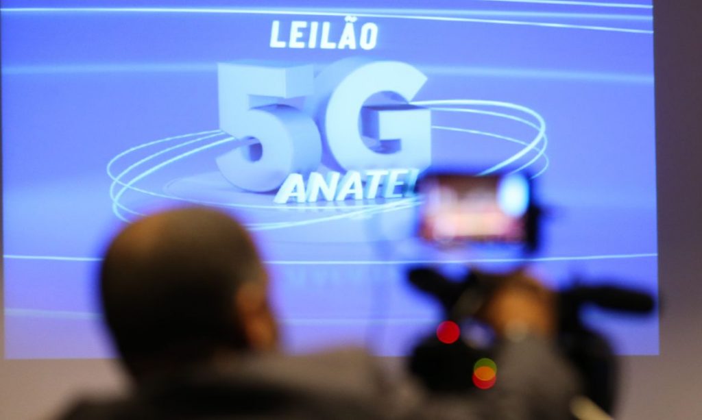 Governo e empresários assinam termo de concessão do 5G