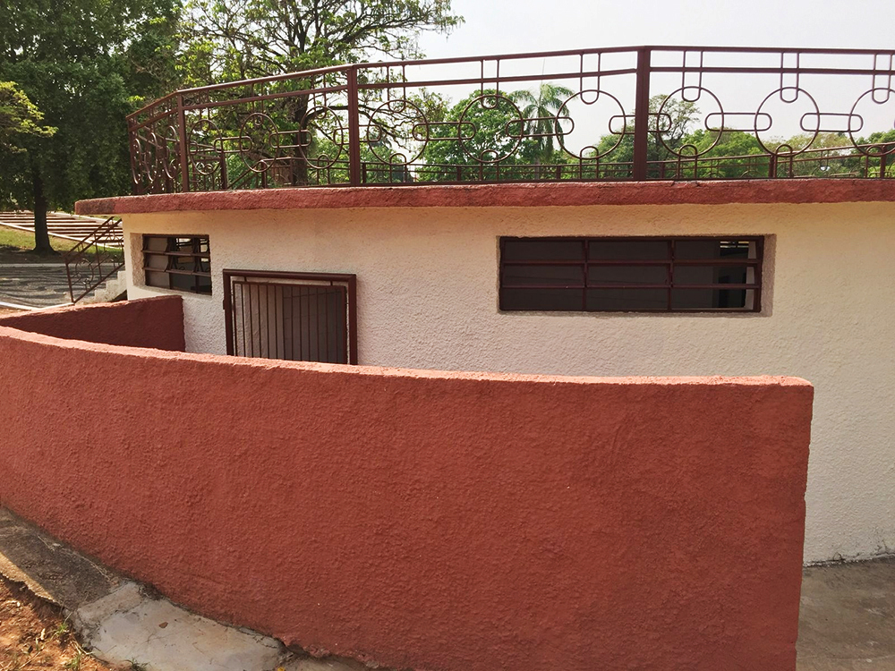 IRAPURU: Vereadora cobra urgente reforma dos banheiros do jardim municipal