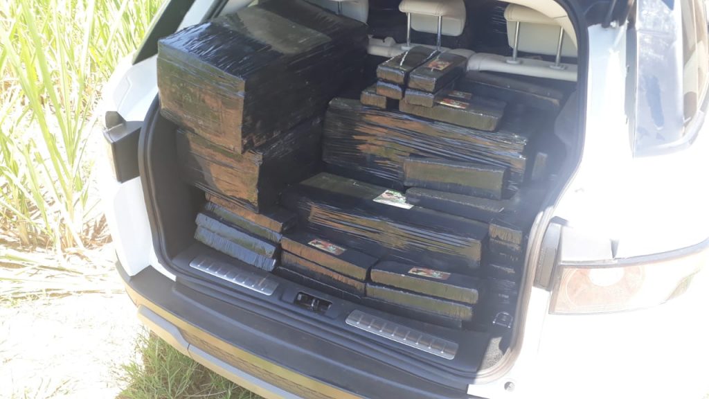 Polícia Militar aprende carro com grande quantidade de droga em Flórida Paulista