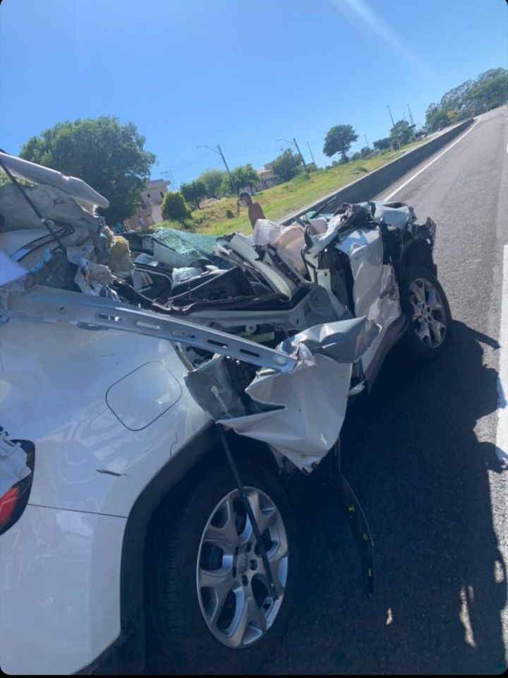 Mulher fica ferida após bater carro na traseira de caminhão na SP-294