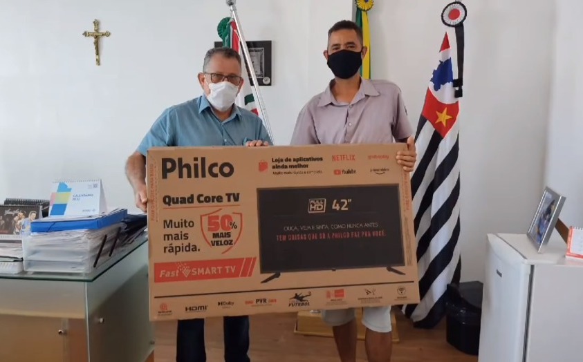 FLÓRIDA: Prefeitura faz sorteio e entrega TV de 42’ para contribuintes em dia