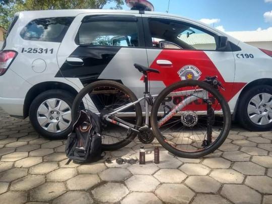 Ladrão usa imóvel fechado para esconder bicicleta, relógios e anel de formatura furtados
