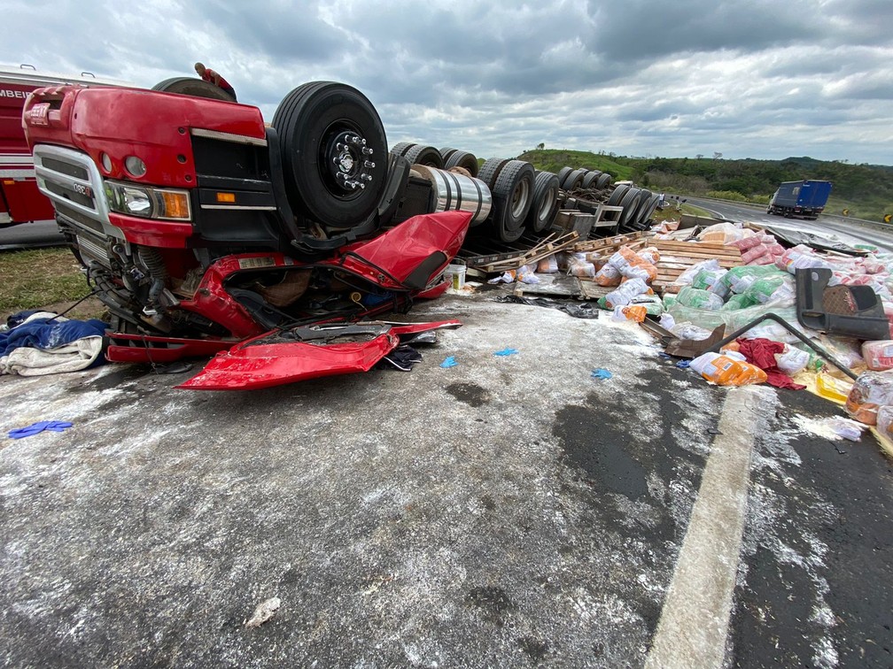 Motorista de caminhão morre e criança fica ferida após veículo tombar na SP-294