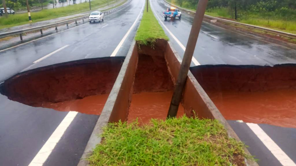 Chuvas danificam vários trechos de rodovias