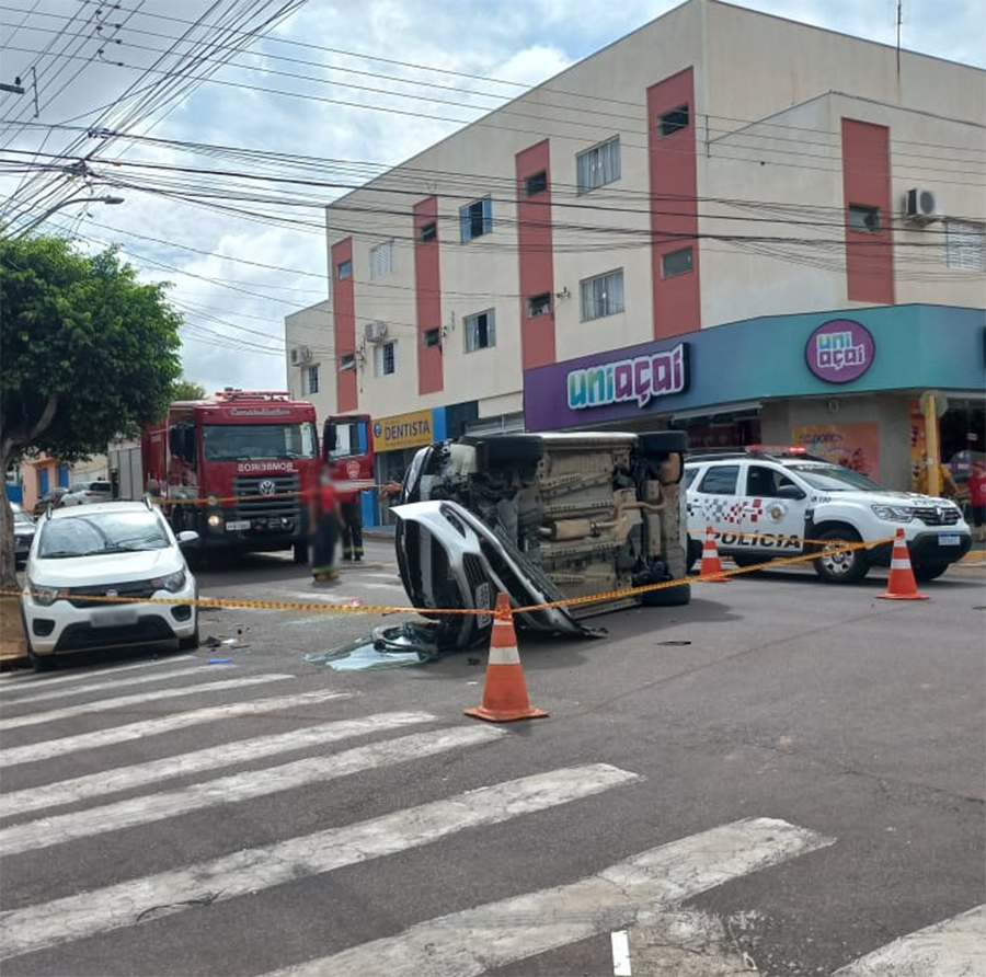 Motorista fica retido dentro de veículo após acidente