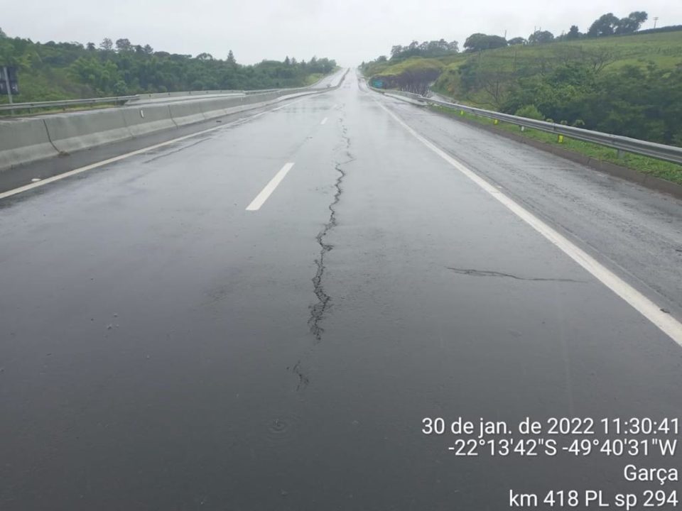 Rachadura na SP-294 causa interdição da rodovia