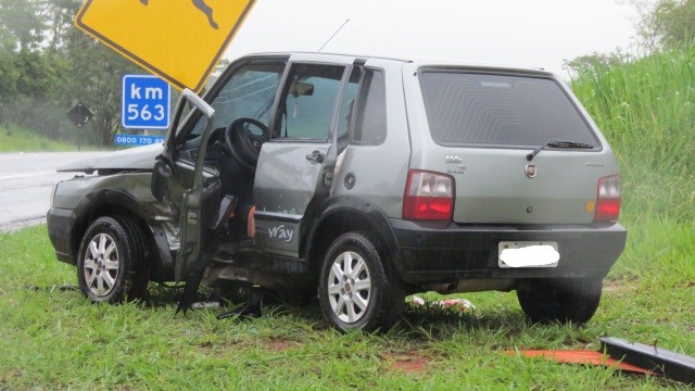 Colisão entre dois veículos deixa feridos na SP-294