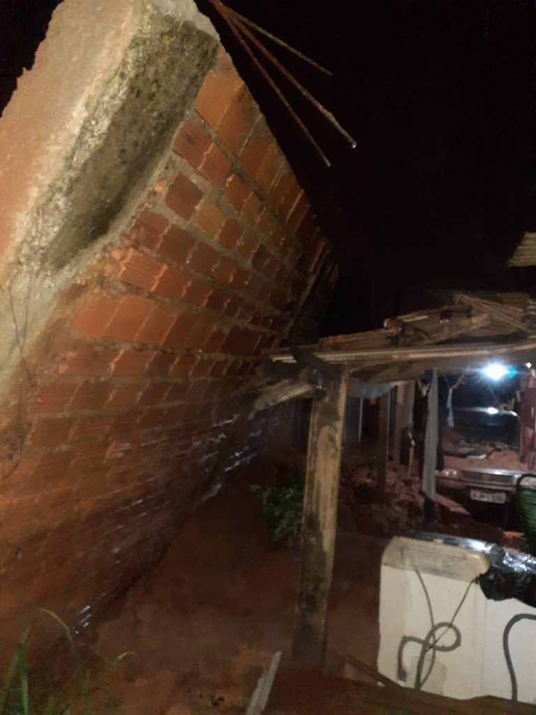 Chuva forte provoca alagamentos e queda de muro