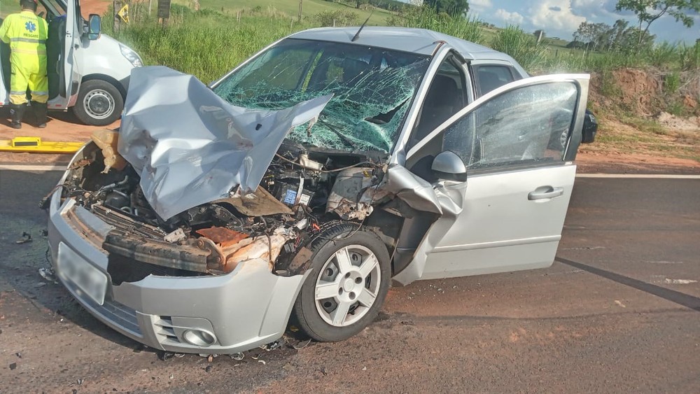 Duas pessoas ficam feridas em acidente entre carro e caminhão