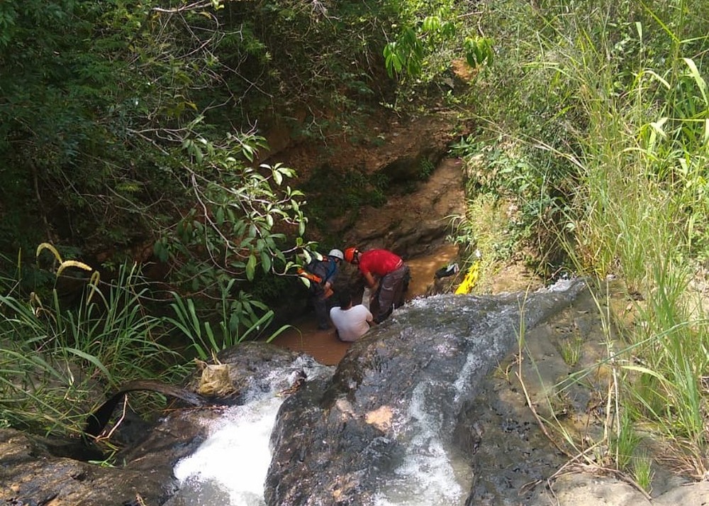 Homem ferido é resgatado por bombeiros e helicóptero da PM após queda em cachoeira