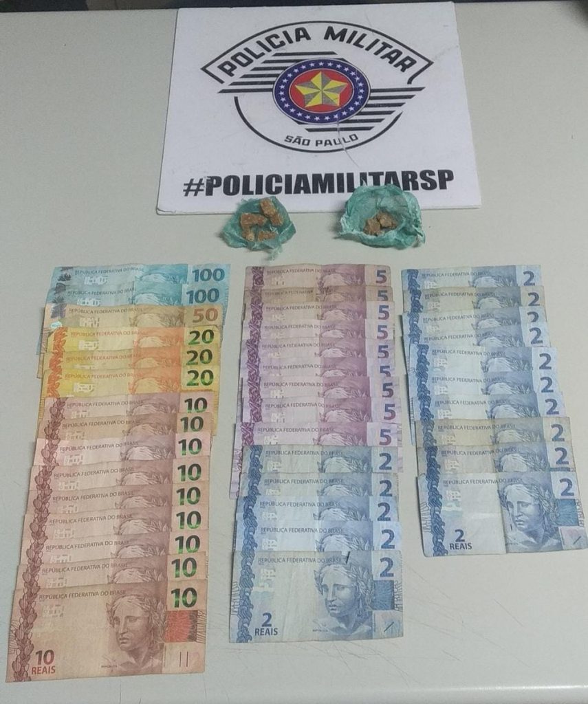 Homem tenta fugir de abordagem, mas acaba preso após PM encontrar drogas e dinheiro