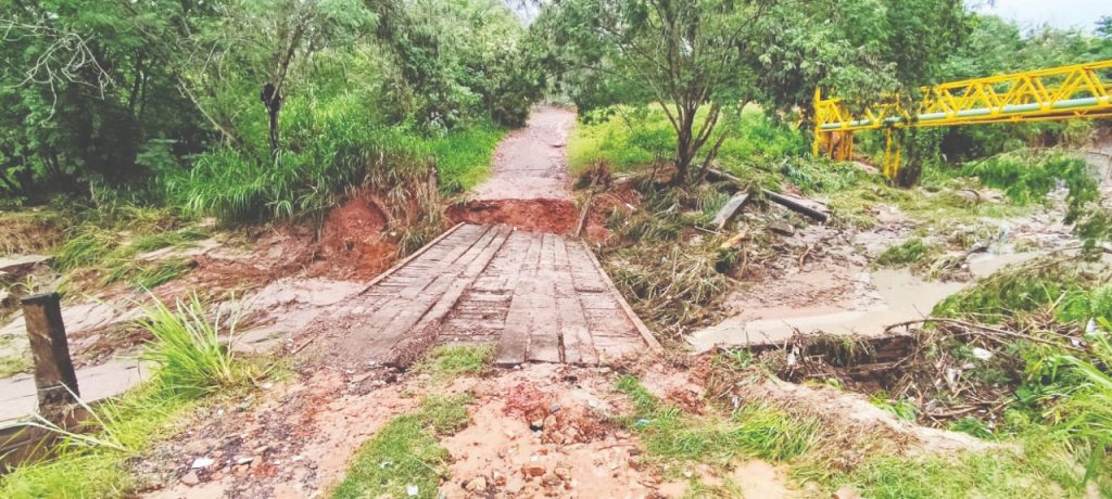 Chuva destrói cabeceiras da ponte sobre o Córrego Tocantins em Adamantina