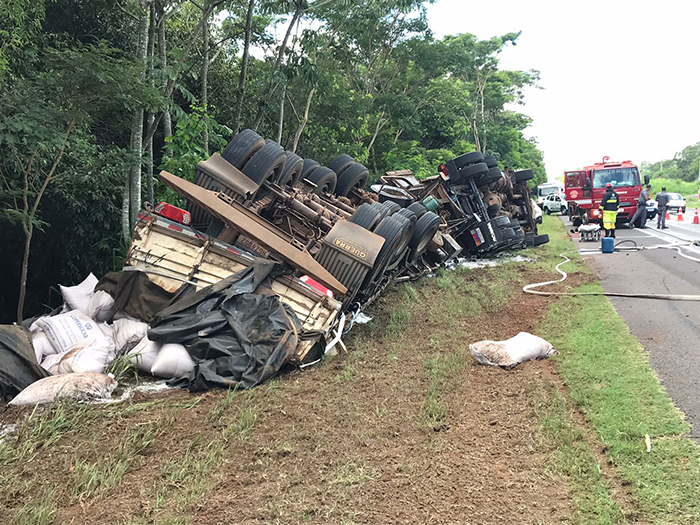 Tombamento de carreta carregada de açúcar na SP-294 deixa motorista ferido