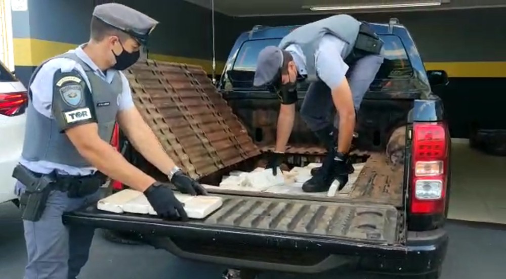 Polícia Rodoviária apreende carga de cocaína em fundo falso na caçamba de caminhonete
