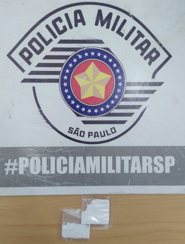 Motorista e passageiros de veículo são surpreendidos com drogas