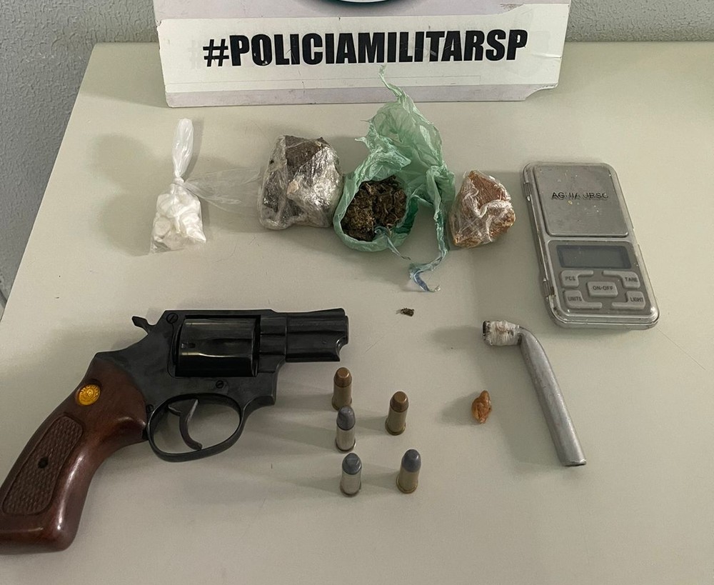 Arma de fogo municiada e drogas são apreendidas pela Polícia Militar