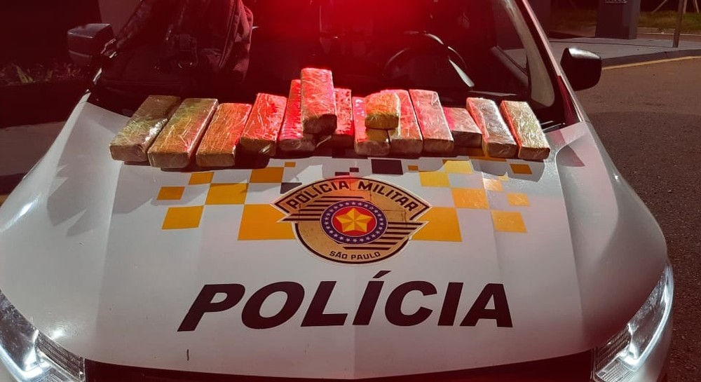 Passageiro fica nervoso durante fiscalização policial e acaba preso por transportar 10kg de maconha