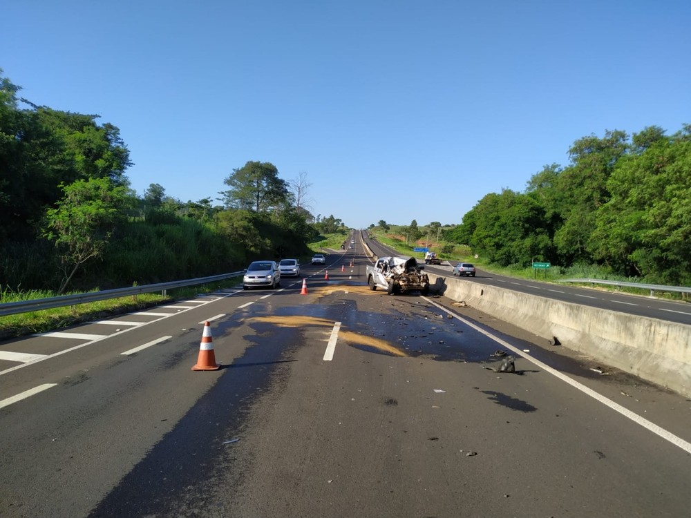 Homem fica ferido após bater caminhonete em traseira de ônibus