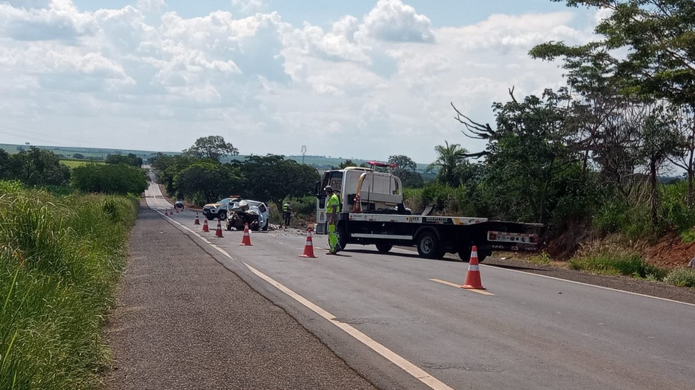 Acidente entre carro e caminhão mata homem em rodovia de Icém