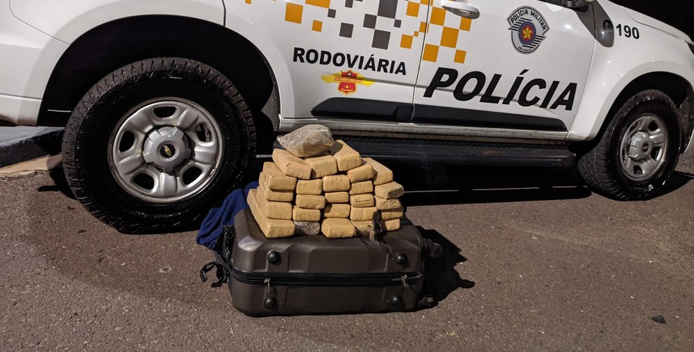 Passageiro de ônibus acaba preso com 17kg de maconha