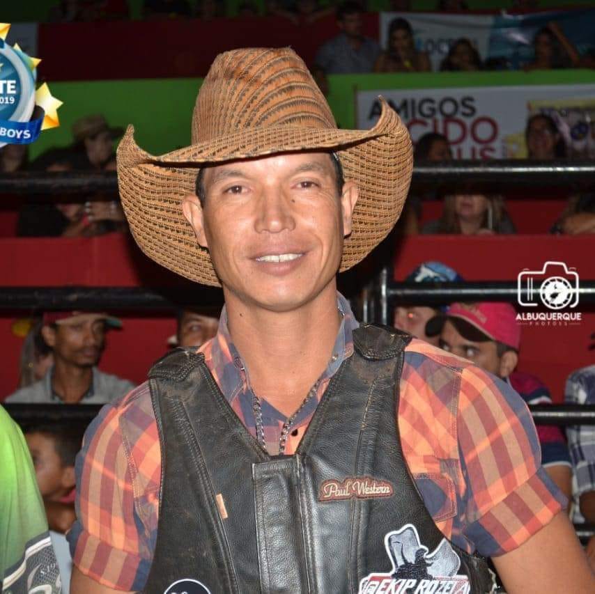 Peão morre durante montaria em rodeio