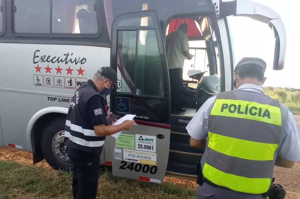Em operação de combate ao transporte clandestino de passageiros, Polícia Rodoviária autua 18 ônibus