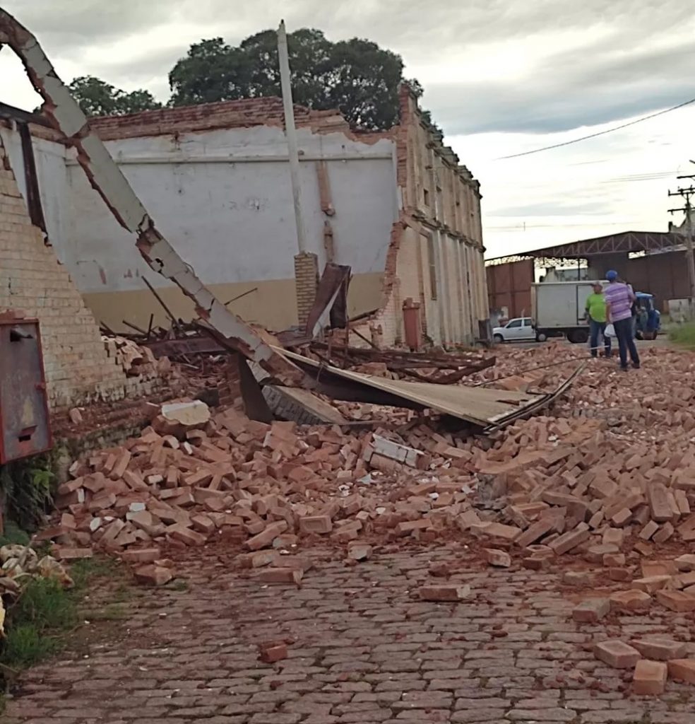 Parte de barracão de empresa desaba após forte chuva