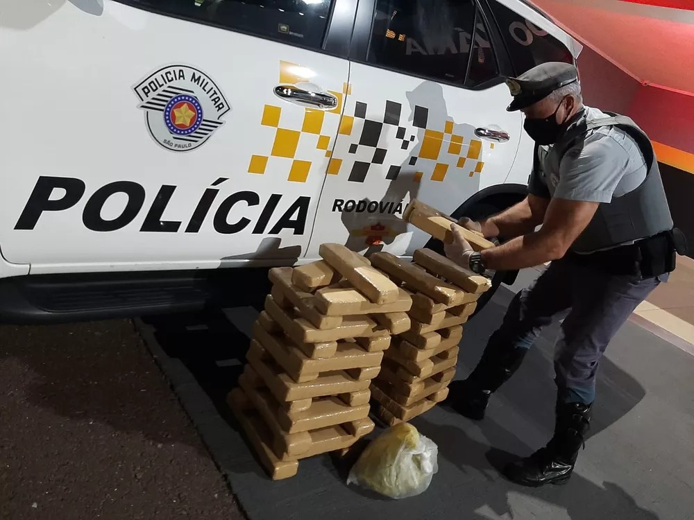 Passageiras são presas com mais de 48 quilos de maconha e skank em ônibus