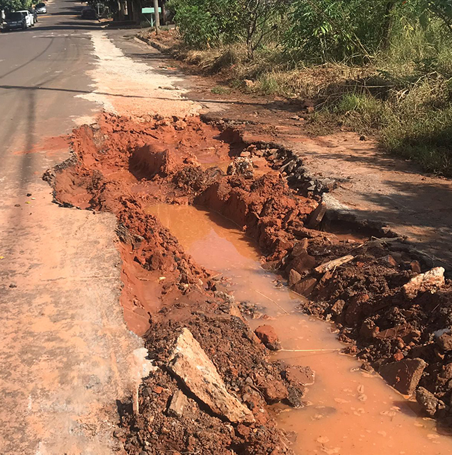 FLÓRIDA: Moradores cobram providências após danos no asfalto causados por loteadora