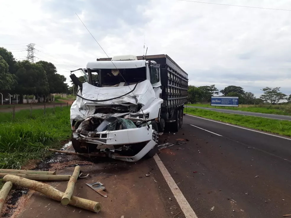 Acidente entre dois caminhões mata homem em rodovia de Votuporanga