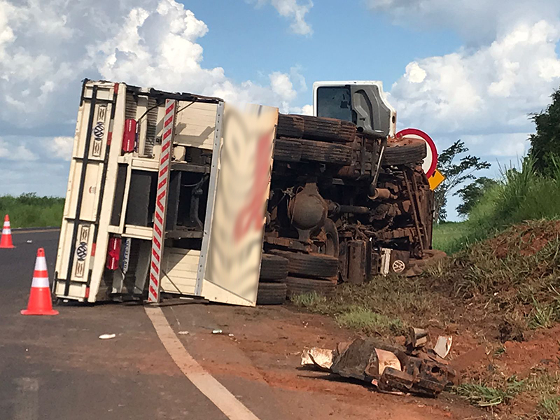 Caminhão tomba na SP-294