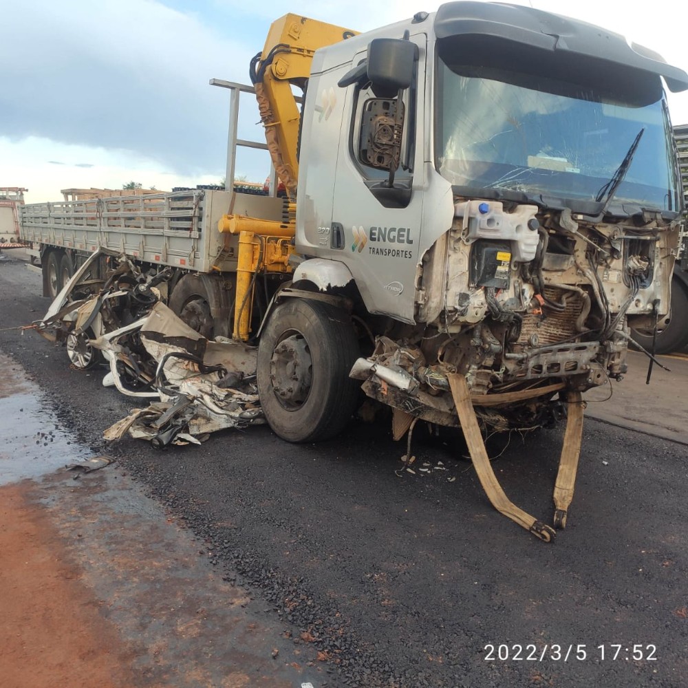 Motorista morre após carro ir parar embaixo de caminhão em acidente