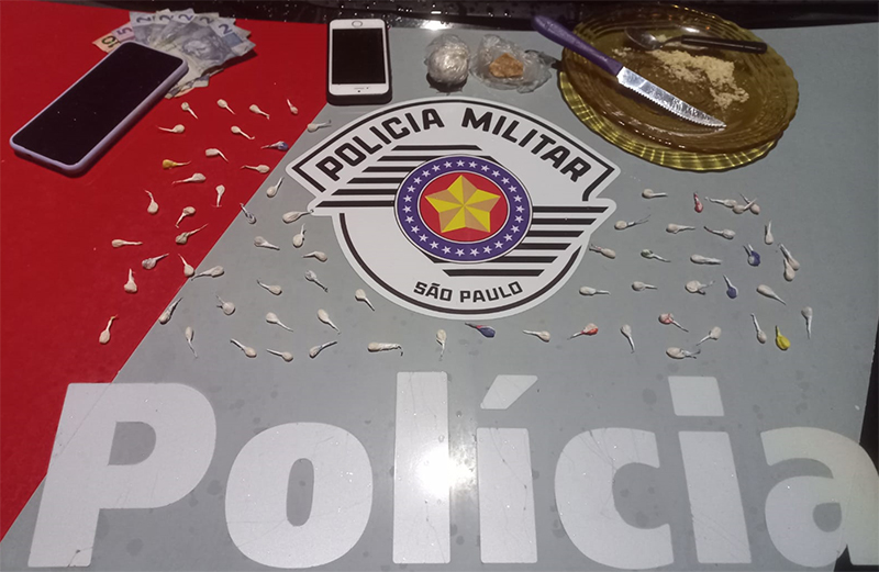 Polícia Militar flagra usuária, prende casal e apreende 71 pedras de crack