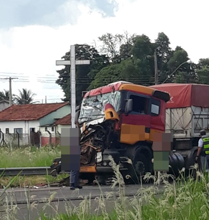 Colisão traseira entre carretas deixa motorista preso nas ferragens