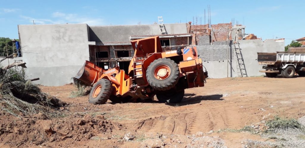 Operador de pá carregadeira fica ferido após maquinário tombar em buraco