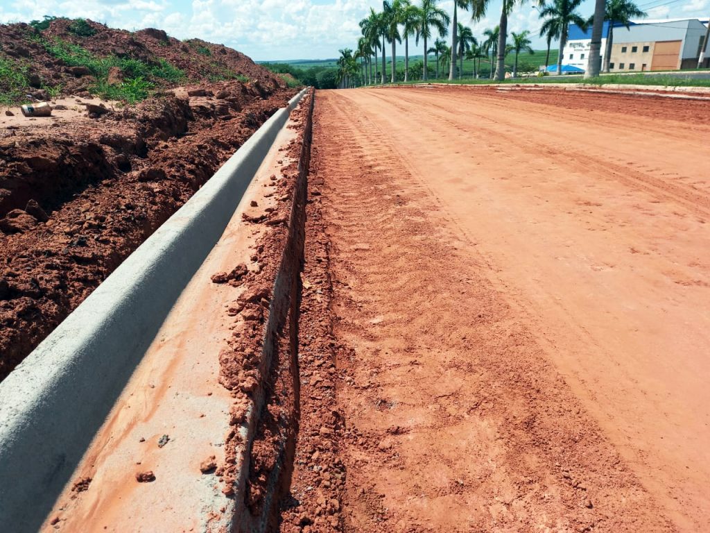 FLÓRIDA: Ampliação da área industrial recebe guias e sarjetas para implantação de pavimentação