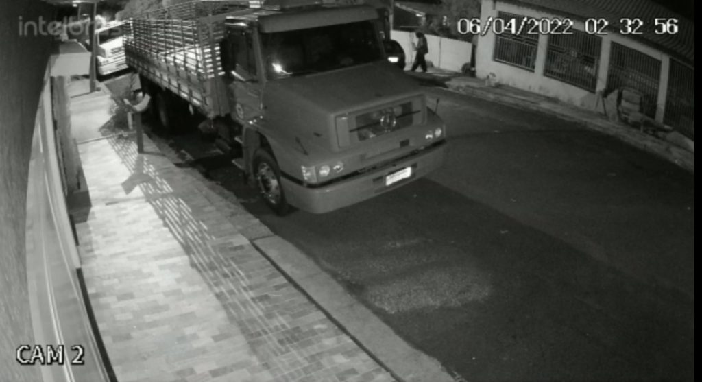 Homem tem corpo atingido pro chamas ao incendiar caminhão, Polícia Civil investiga o caso