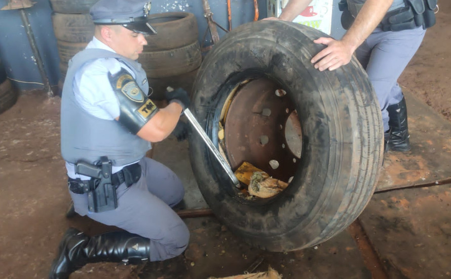 Dois homens são presos com mais de 600 quilos de maconha escondidos em carga de pneus