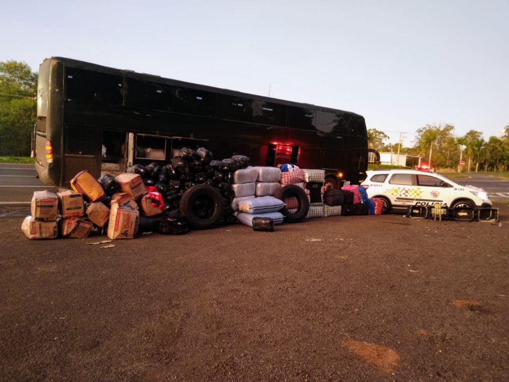 Três pessoas são presas e grande quantidade de drogas e produtos do Paraguai são apreendidos