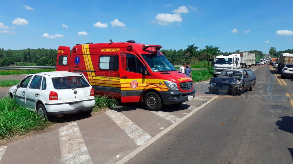 Acidente entre dois veículos deixa uma vítima leve e outra grave