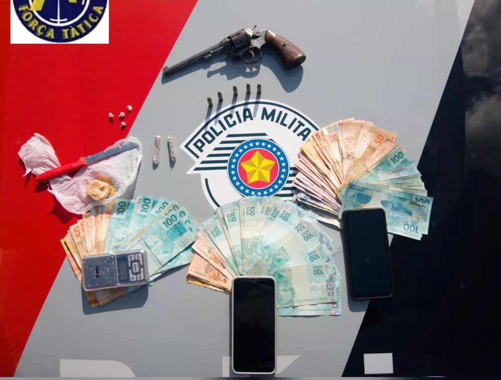 Casal é flagrado com drogas, revólver e quase R$ 8 mil em dinheiro