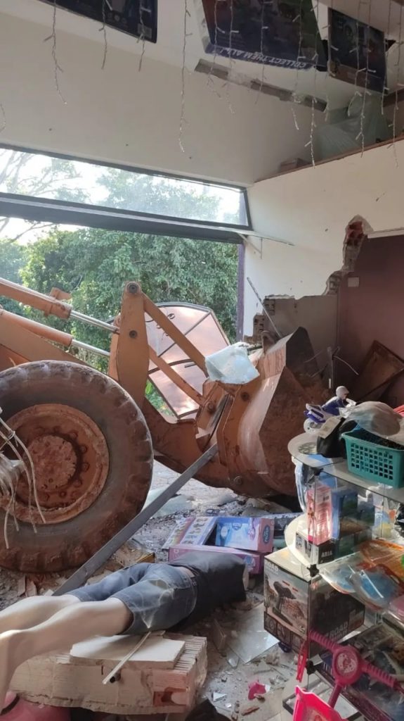 Retroescavadeira invade loja e casa e prejuízo estimado é de R$ 80 mil
