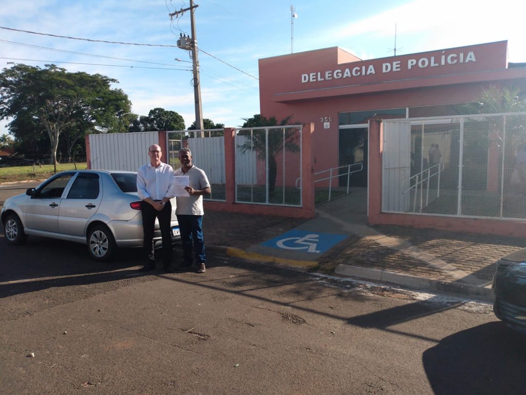 Polícia Civil de Pracinha entrega veículo apreendido para a Prefeitura